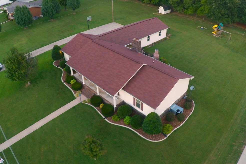 124 Idle Dr, Shelbyville, TN 37160 - photo 1