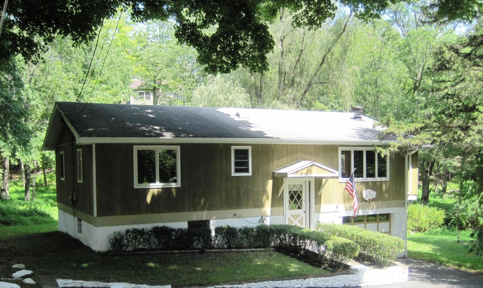 134 Squirrel Tail Ct, Bushkill, PA 18324 - photo 1