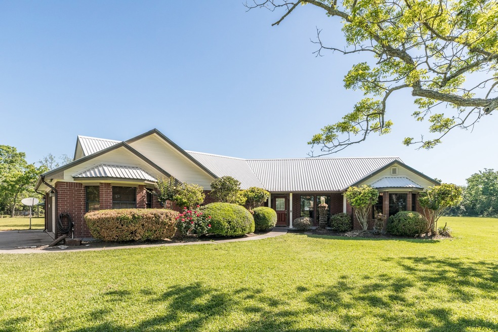 521 E Front St, Brazoria, TX 77422 - photo 1