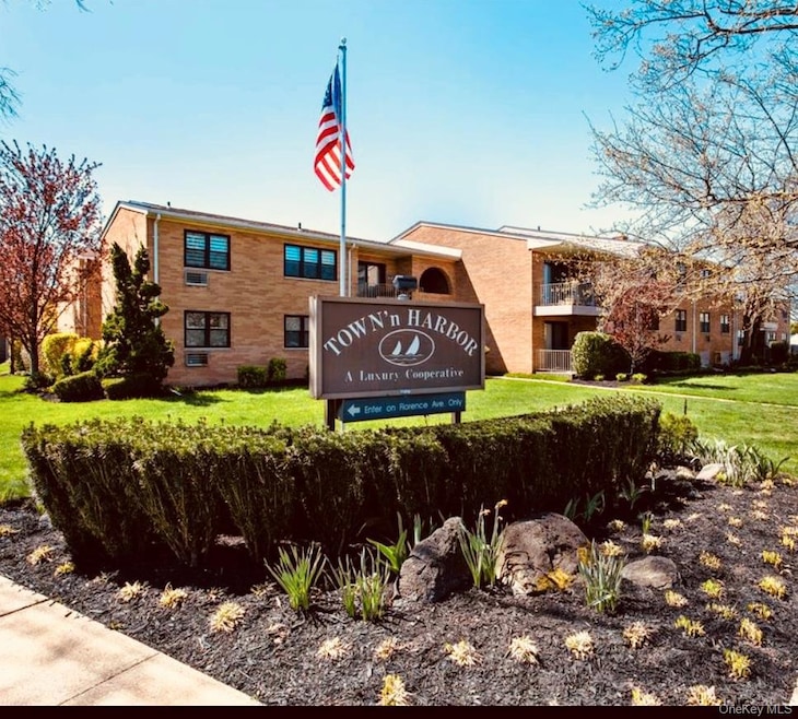 Town'n Harbor unit 20D, Freeport, NY 11520 - photo 1