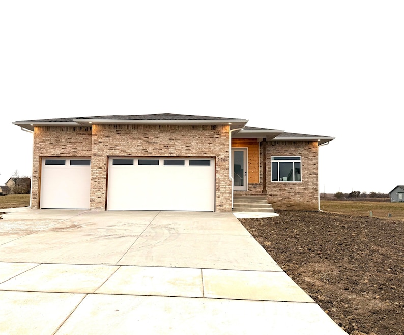 2207 S Chateau Ct, Wichita, KS 67207 - photo 1