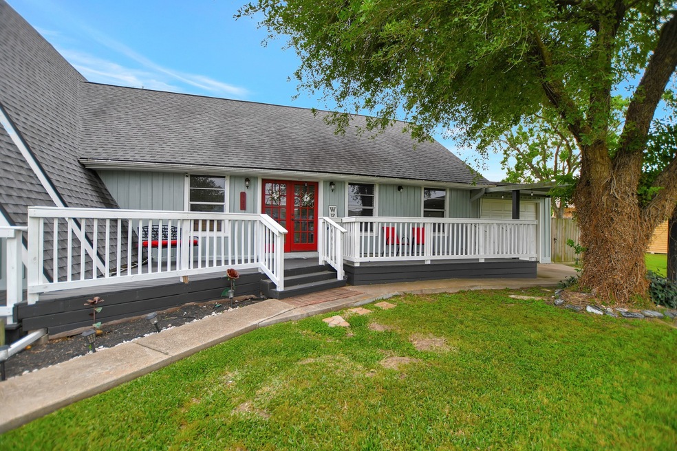 531 Lakeside Dr, Kemah, TX 77565