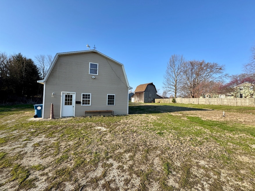 810 W Railroad Ave, Princeton, IL 61356 - photo 1