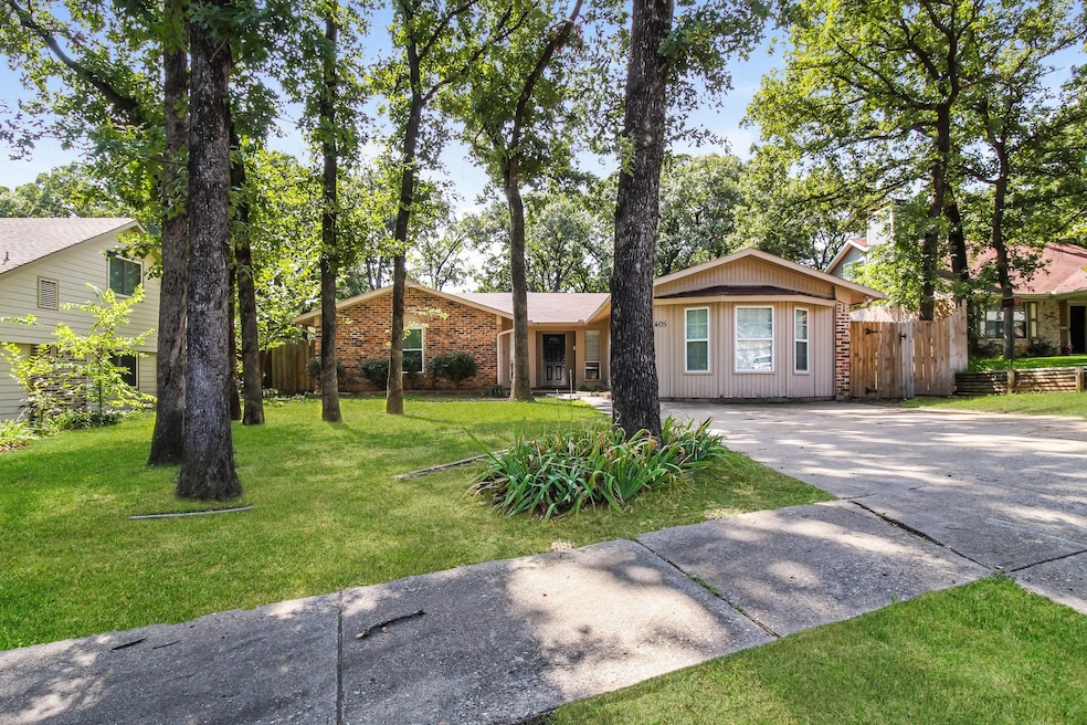 405 Lone Oak Cir, Euless, TX 76039 - photo 1