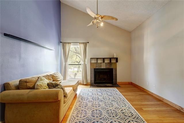 Welcome home! Come see this stunning 1/1 condo in 