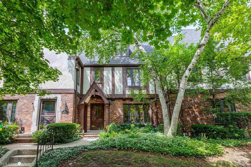 33 Cranford Ln, Grosse Pointe, MI 48230 - photo 1