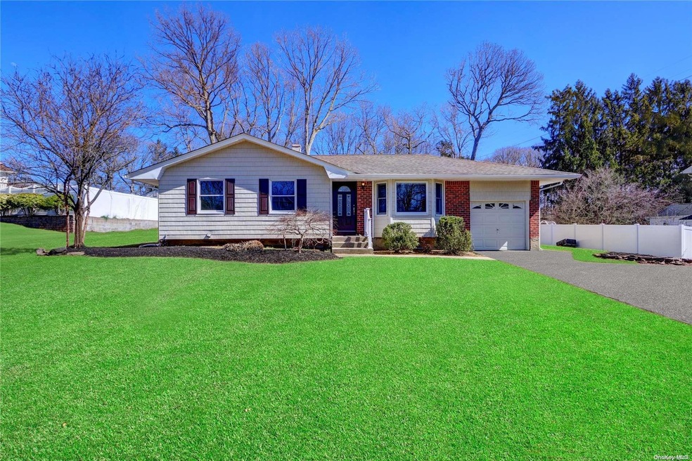 14 Gannet Dr, ComMacK, NY 11725 - photo 1