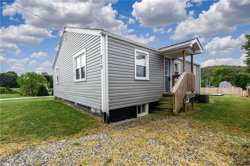 Welcome to 210 Ekastown Road! This quaint home fea
