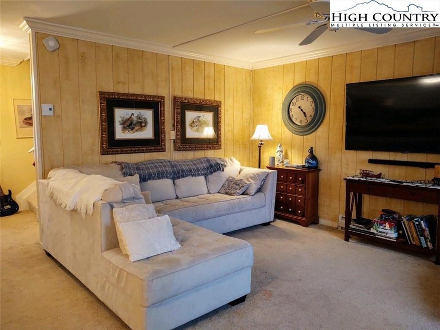 Bright, cherry living area with beautiful new sect