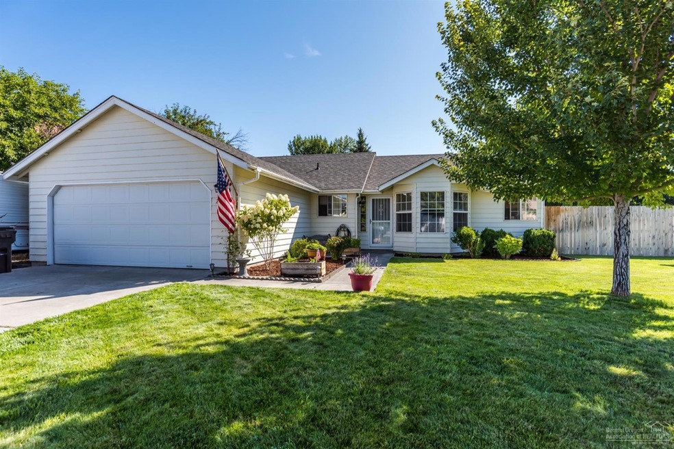 2156 SW 28th St, Redmond, OR 97756 - photo 1