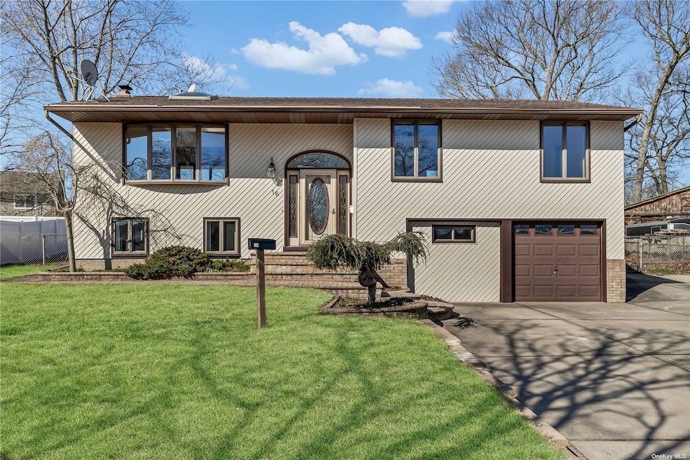 16 Abbey Dr, ComMacK, NY 11725 For Sale