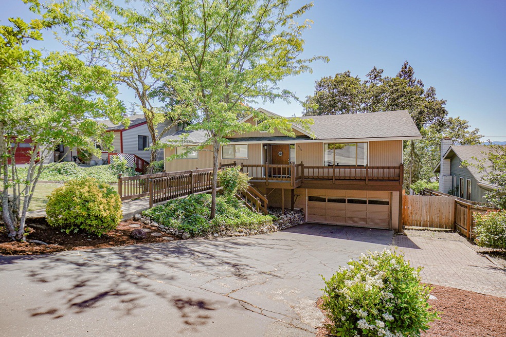 1760 NE Hillcrest Ln, Grants Pass, OR 97526 - photo 1