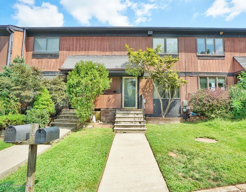 43 Hemlock Ct, Staten Island, NY 10309 - photo 1