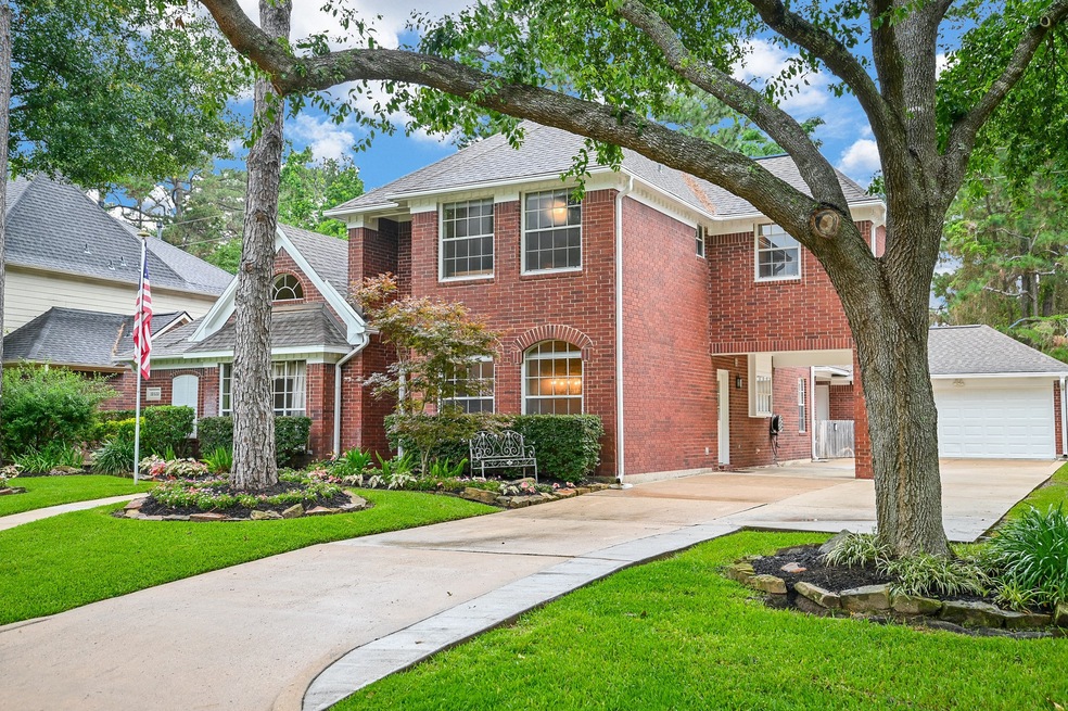 Lakewood Forest Section 15 is in Tomball ISD. This home has a porte-cochere. Brick all around.