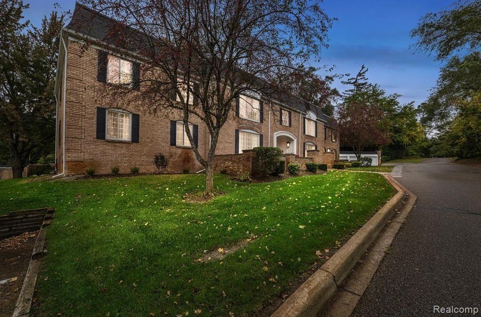 150 E Long Lake Rd unit 14, Bloomfield Hills, MI 48304 - photo 1