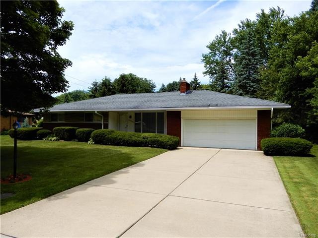 GREAT LOCATION 3 BEDROOM BROAD-FRONT BRICK RANCH LOCATED ON A HUGE LOT!