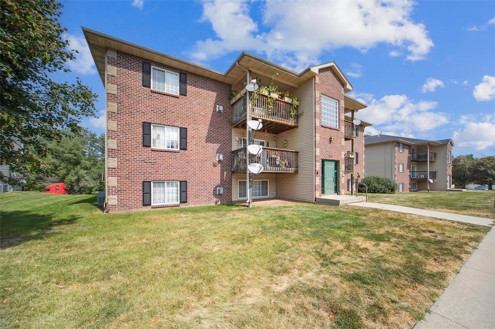 5916 Sutton Place unit 1, Urbandale, IA 50322 - photo 1