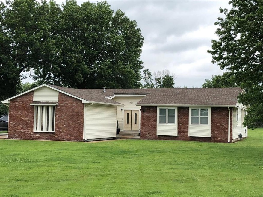 201 Maple Crest Dr, Parsons, KS 67357 - photo 1