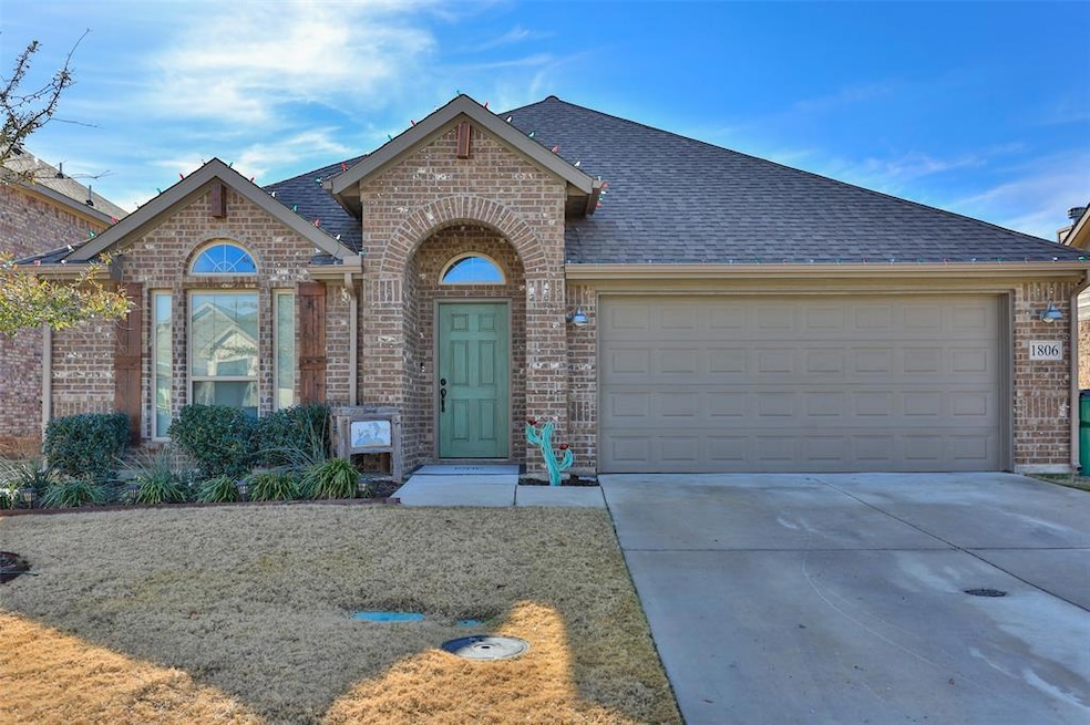 1806 Silver Oaks Dr, Gainesville, TX 76240 - photo 1