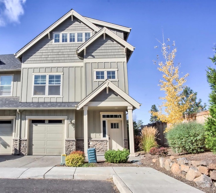 1027 SE Leonel Ln, Bend, OR 97702 - photo 1