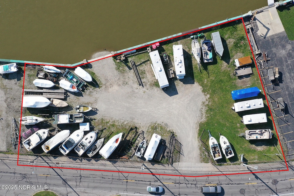 5962 Edgewater Dr, Toledo, OH 43611 - photo 1