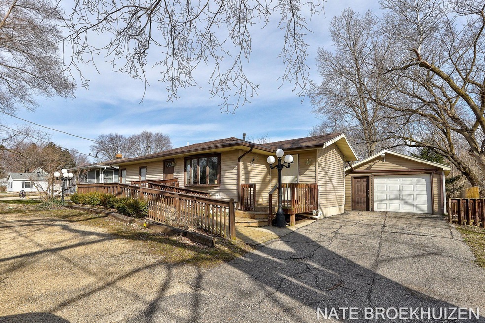 413 E Muskegon St, Cedar Springs, MI 49319