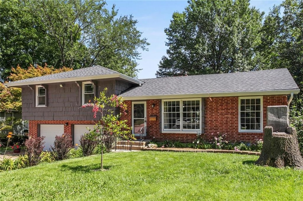 6621 Garnett Dr, Shawnee, KS 66203 - photo 1