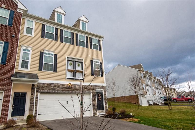 Welcome home to 2122 Shawnee Drive a large end uni