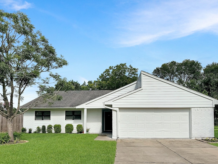 405 E Castle Harbour Dr, Friendswood, TX 77546 - photo 1