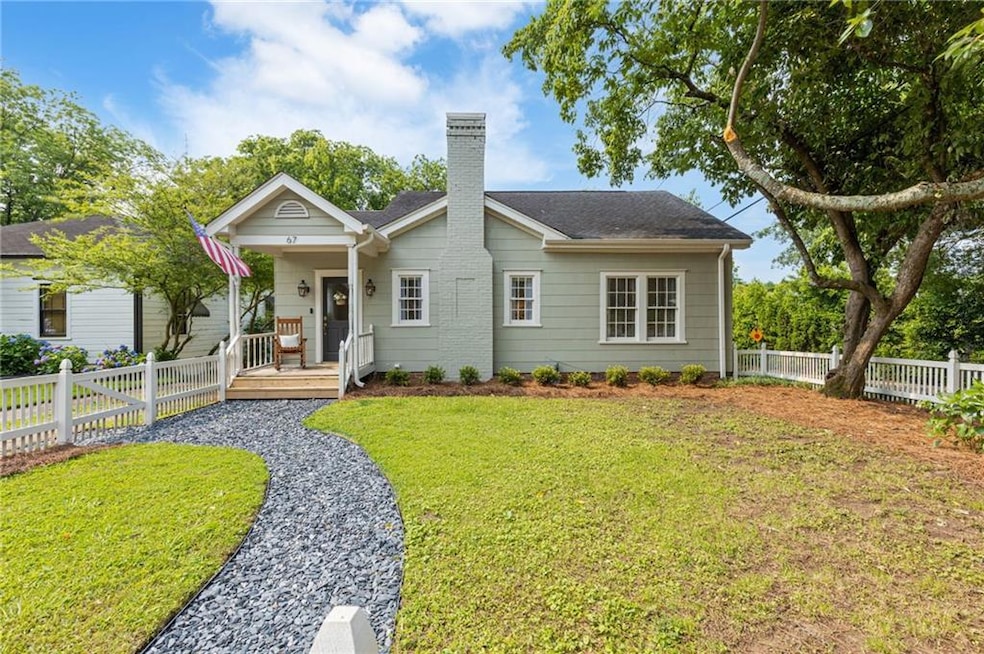 Adorable cottage right by the Marietta Square!