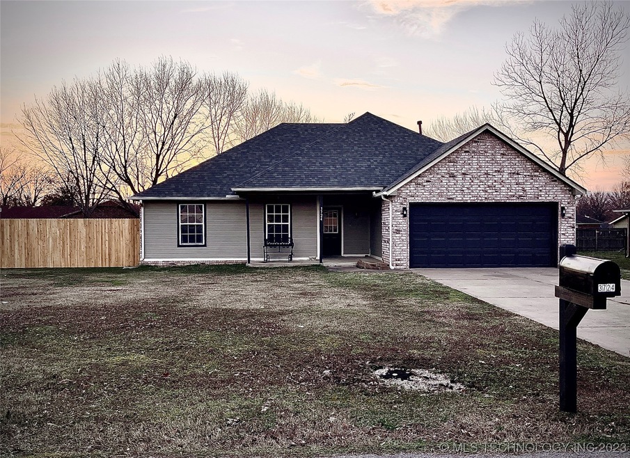 long driveway, large front yard, new roof 2022, gr