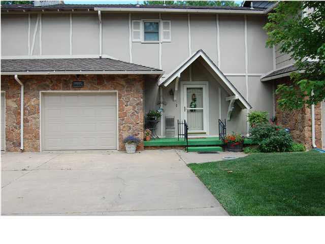 Welcome to Maintenance Free living! Beautiful cond
