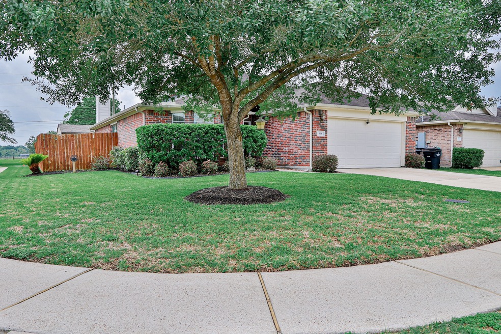 398 Henry St, Alvin, TX 77511 - photo 1