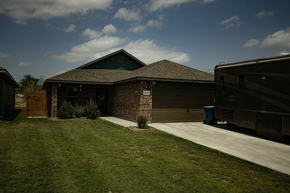 802 W Inez St, Beeville, TX 78102 - photo 1