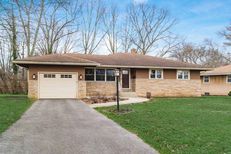 975 Meadowview Dr, Columbus, OH 43224 - photo 1