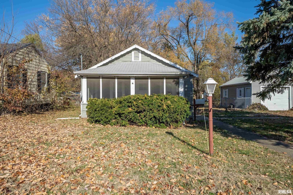 729 E Seneca Place, Peoria, IL 61603 - photo 1