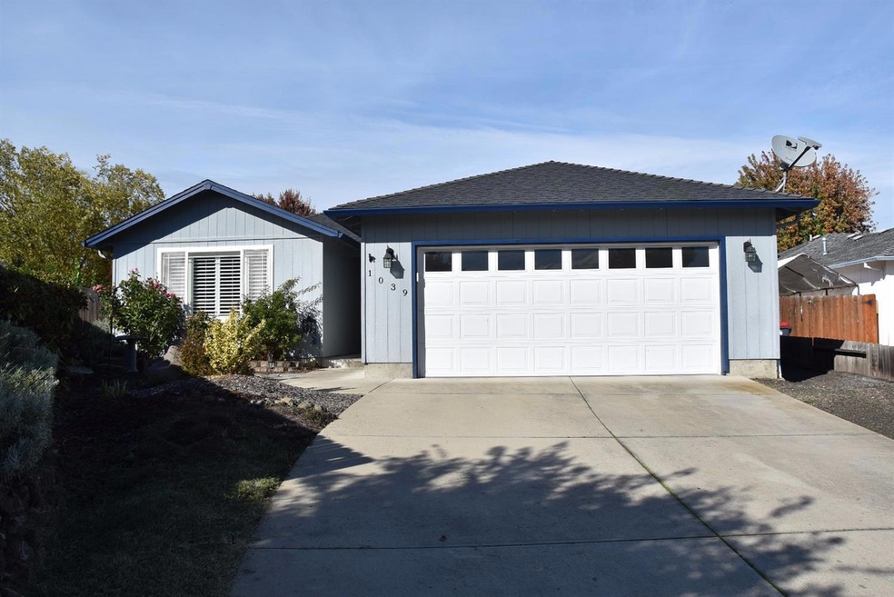 1039 Iris Cir, Central Point, OR 97502 - photo 1