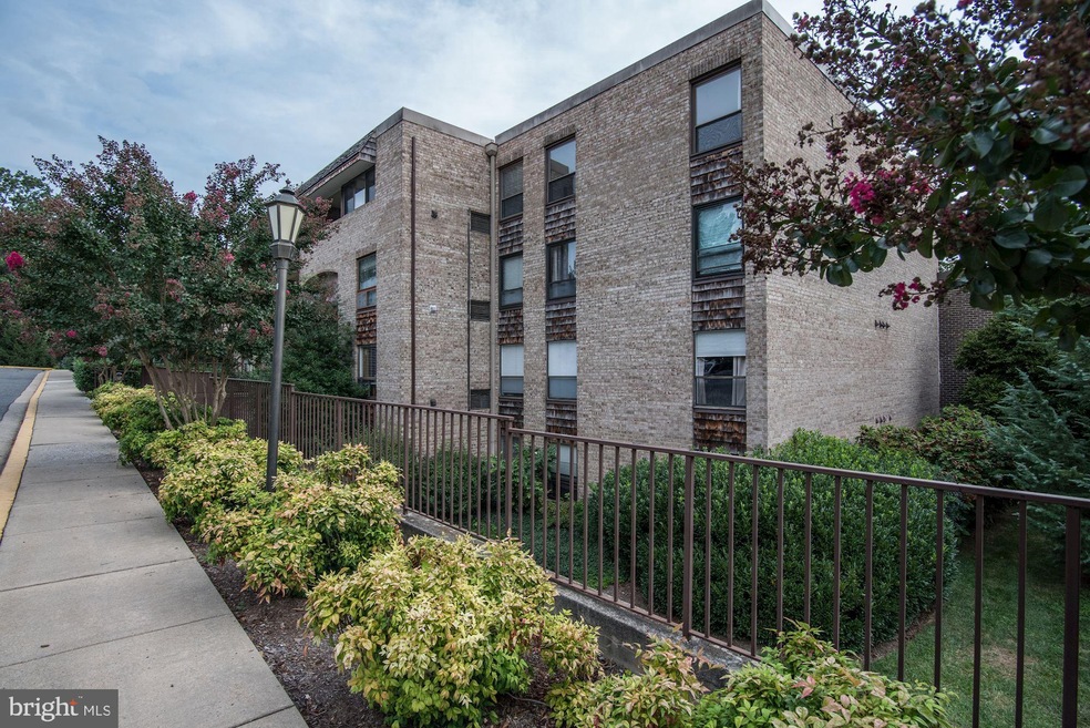 423 Christopher Ave unit 30, Gaithersburg, MD 20879 - photo 1