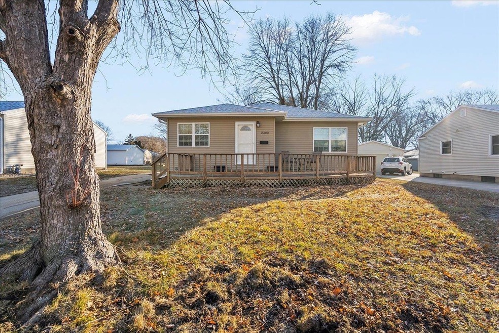 2302 Victory Dr, Cedar Falls, IA 50613 - photo 1