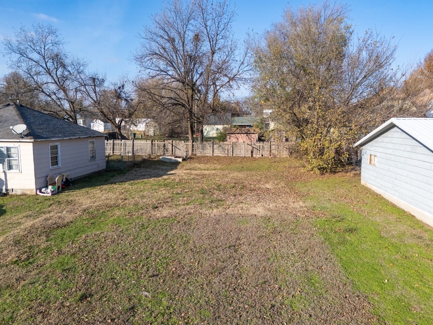 805 Gove St, Perry, OK 73077 - photo 1