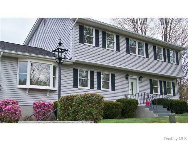 Exterior Front : Sparkling Beauty landscaped with Lanterns that WELCOME YOU, YOUR FAMILY and GUESTS..Hurry...a truly loved and cared for home.