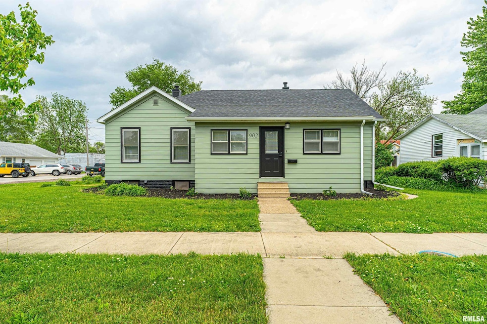 902 Pulaski St, Lincoln, IL 62656 - photo 1