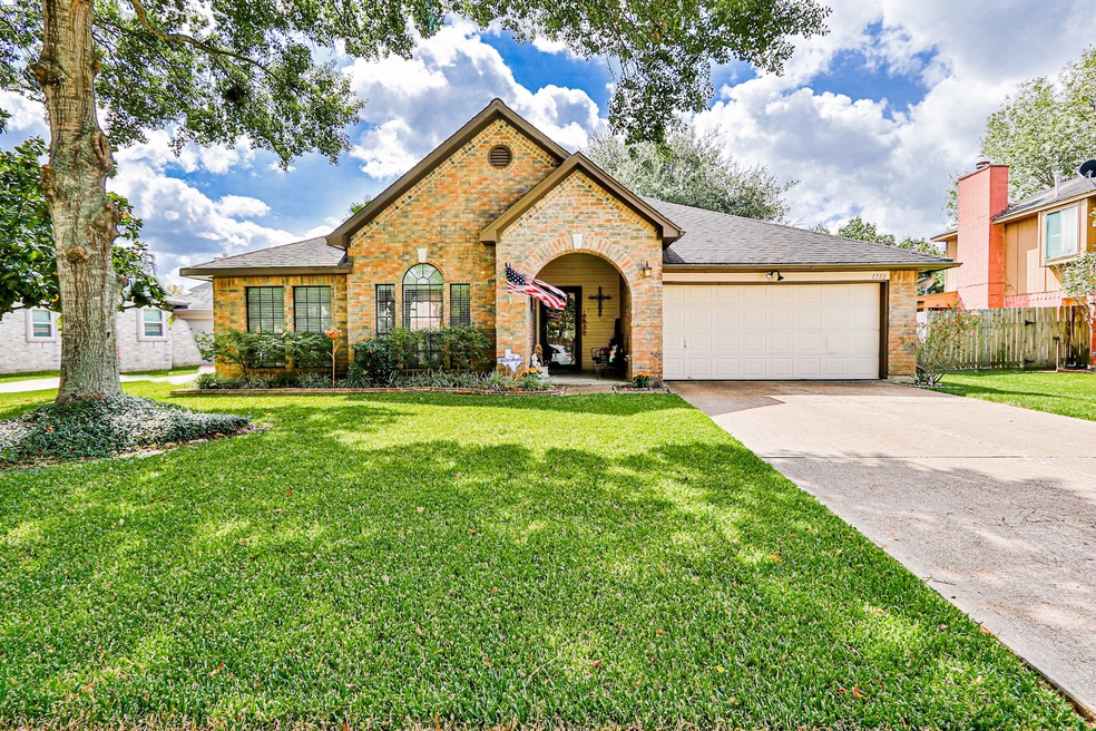 1712 Valero St, Friendswood, TX 77546 - photo 1