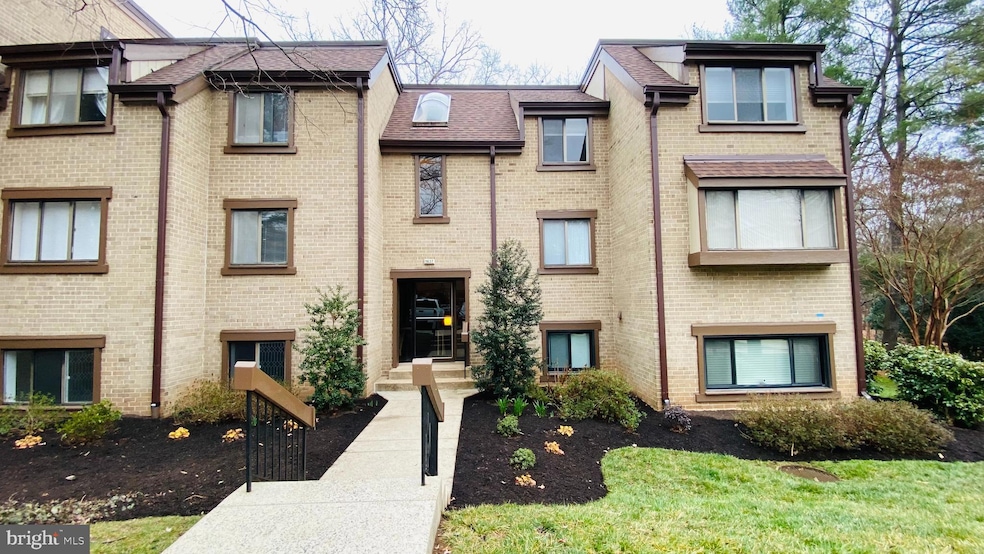 1637 Parkcrest Cir unit 100, Reston, VA 20190 - photo 1