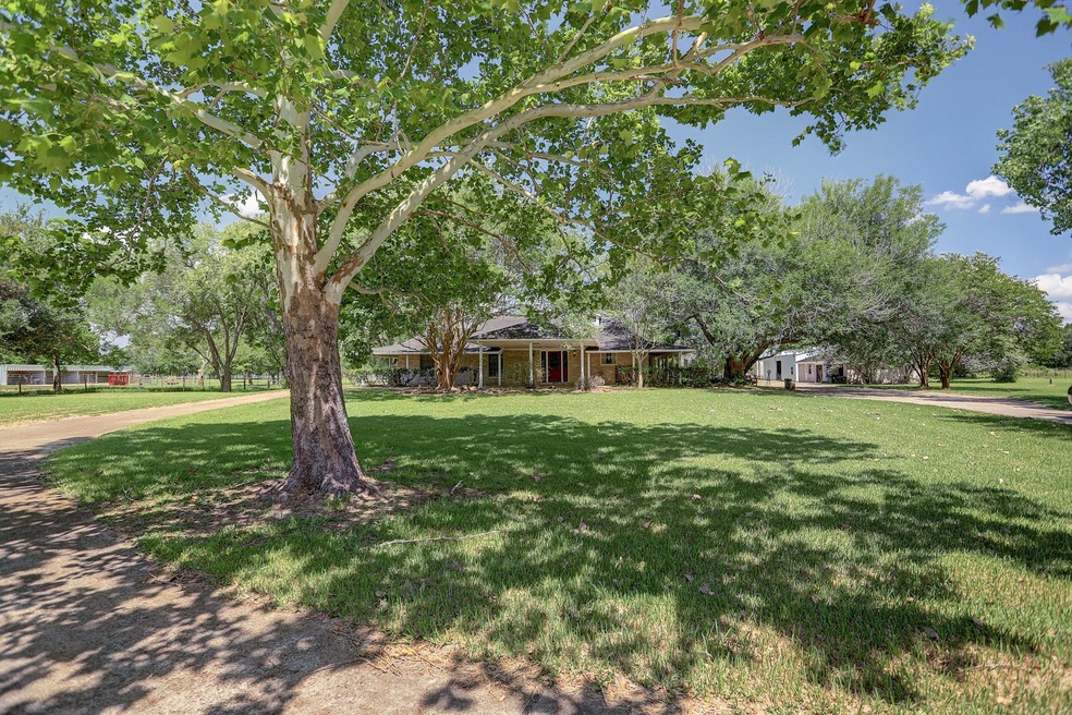 2020 Lundy Ln, Friendswood, TX 77546 - photo 1