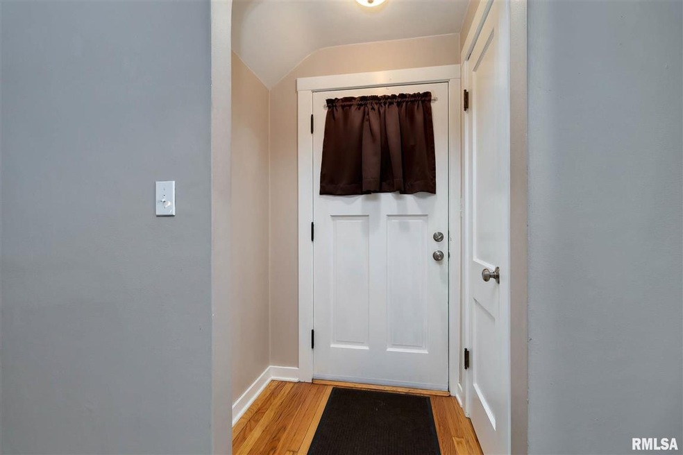 1915 4th St, Moline, IL 61265 - photo 1