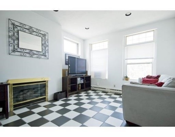 1915 Beacon St unit 7, Brookline, MA 02445 - photo 1