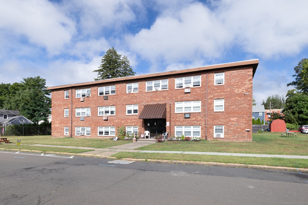 39 Hoffman Ct unit B4, Wallingford, CT 06492 - photo 1