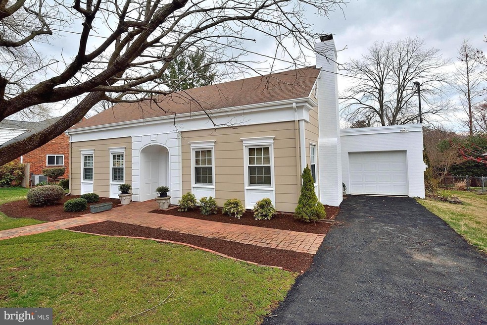 311 Crown View Dr, Alexandria, VA 22314 - photo 1