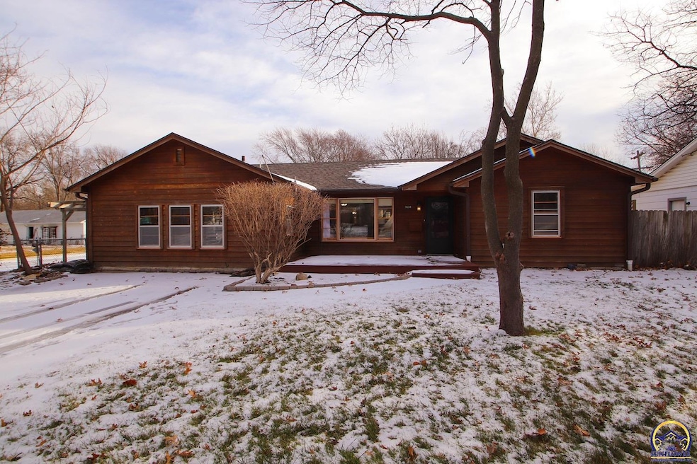 1634 SW Burnett Rd, Topeka, KS 66604 - photo 1